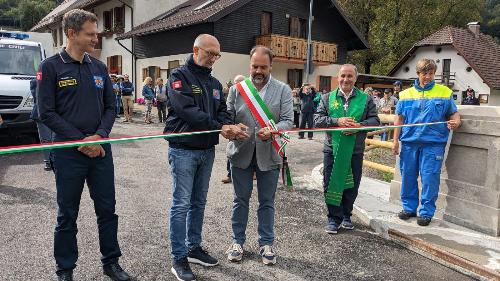 L'assessore regionale Riccardo Riccardi al taglio del nastro assieme, tra gli altri, al sindaco di Pontebba Ivan Buzzi