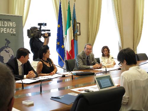 Dario Roustayan (Amministratore delegato Pilosio S.p.A.), Siba Shakib (Regista e scrittrice iraniana) e Sergio Bolzonello (Vicepresidente Regione FVG) in conferenza stampa di presentazione del quarto Pilosio Building Peace Award, nella sede della Regione Friuli Venezia Giulia - Trieste 25/06/2014