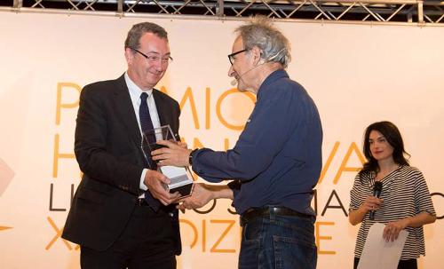Sergio Bolzonello (Vicepresidente FVG e assessore regionale Attività produttive) consegna il Premio Hemingway, sezione Fotolibro, a Guido Guidi (Fotografo) - Lignano Sabbiadoro 28/06/2014