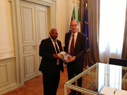 Saul Kgomotso Molobi (Console generale Repubblica del Sudafrica a Milano) e Gianni Torrenti (Assessore regionale Cultura) - Trieste 01/07/2014