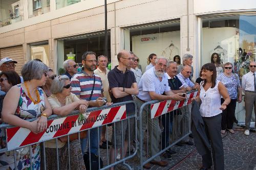 Debora Serracchiani (Presidente Regione Friuli Venezia Giulia) con cittadini - Monfalcone 06/07/2014