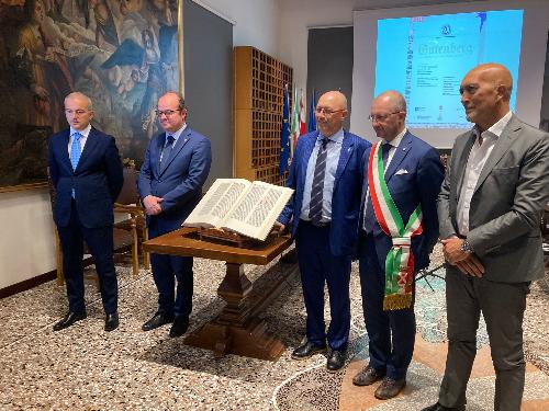 Il vicegovernatore con delega alla Cultura Mario Anzil (il secondo da sinistra) alla presentazione di una delle sei copie della Bibbia di Johannes Gutenberg, riprodotta dallo Scriptorium Foroiuliense.