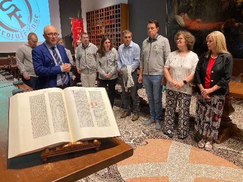 Il presidente dello scriptorium Roberto Giurano con i ragazzi che hanno realizzato l'opera