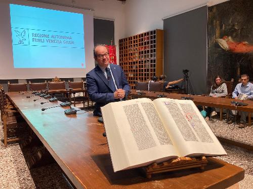 Il vicegovernatore con delega alla Cultura, Mario Anzil, alla presentazione di una delle sei copie della Bibbia di Johannes Gutenberg, riprodotta dallo Scriptorium Foroiuliense.