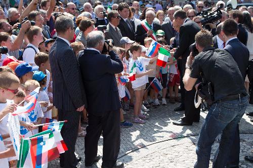 I Capi di Stato Giorgio Napolitano (Italia) e Borut Pahor (Slovenia) salutano i bambini dei ricreatori estivi nella Piazza della Transalpina - Gorizia 07/07/2014