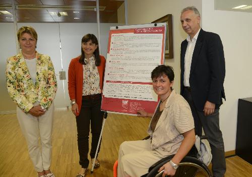 Debora Serracchiani (Presidente Regione Friuli Venezia Giulia), Maria Sandra Telesca (Assessore regionale Salute, Integrazione socio-sanitaria, Politiche sociali e Famiglia), Roberta Amadeo (presidente Associazione Italiana Sclerosi Multipla) e Gabriele Cadelli (consigliere AISM) – Udine 14/07/2014