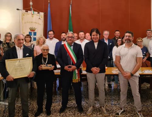 L'assessore regionale Sergio Emidio Bini alla cerimonia in Comune di Spilimbergo assieme al sindaco Enrico Sarcinelli