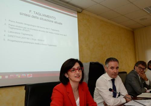 Sara Vito (Assessore regionale all’Ambiente ed Energia) e Salvatore Benigno (sindaco Latisana) durante la seduta del Consiglio comunale – Latisana 17/07/2014