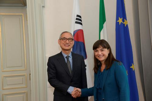 Debora Serracchiani (Presidente Regione Friuli Venezia Giulia) e Jae-Hyun Bae (ambasciatore della Repubblica di Corea del Sud in Italia) durante il loro incontro – Trieste 18/07/2014