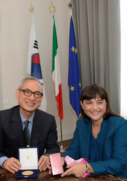 Debora Serracchiani (Presidente Regione Friuli Venezia Giulia) e Jae-Hyun Bae (ambasciatore della Repubblica di Corea del Sud in Italia) durante il loro incontro – Trieste 18/07/2014