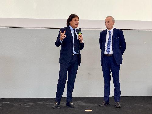 L'assessore alle Attività produttive Sergio Emidio Bini durante il suo intervento all'inaugurazione dello stabilimento di Eurovetro a San Vito al Tagliamento