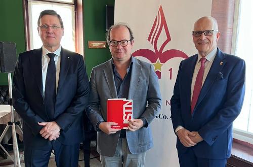 Il vicegovernatore con delega alla Sport Mario Anzil (al centro), insieme a Enrico Samer e al presidente della Triestina Nuoto Renzo Isler.