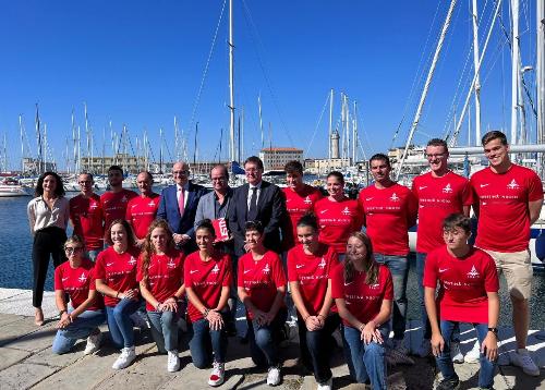 Foto di gruppo con gli atleti della Triestina Nuoto.