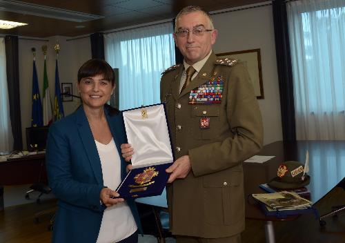 Debora Serracchiani (Presidente Regione Friuli Venezia Giulia) con il generale Claudio Graziano (Capo di Stato Maggiore dell’Esercito) in una foto d'archivio