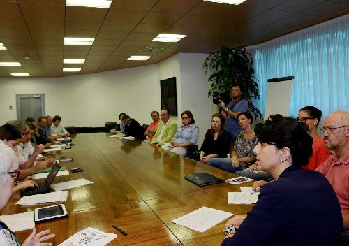 Mariagrazia Santoro (Assessore regionale Infrastrutture, Mobilità, Pianificazione territoriale, Lavori pubblici, Università) al tavolo dell’incontro – 22/07/2014