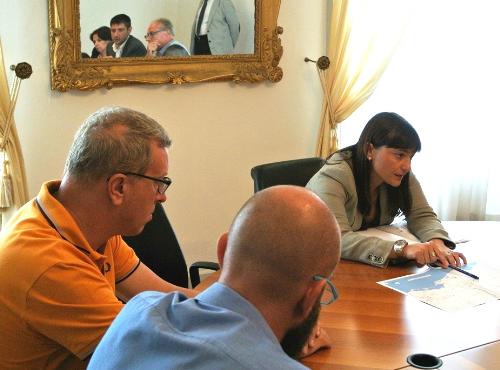 Debora Serracchiani (Presidente Regione Friuli Venezia Giulia) incontra i rappresentanti di Confindustria e dei sindacati del settore delle costruzioni sulle questioni connesse alla società Rizzani de Eccher ed i lavori sulla terza corsia dell’autostrada A4 – Trieste 25/07/2014