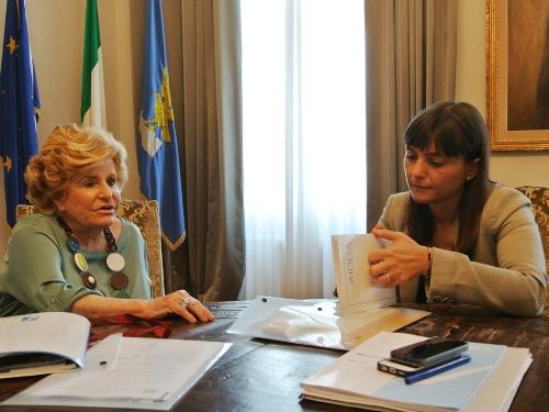 Etta Carignani (imprenditrice) e Debora Serracchiani (Presidente Regione Friuli Venezia Giulia) durante il loro incontro - Trieste 25/07/2014
