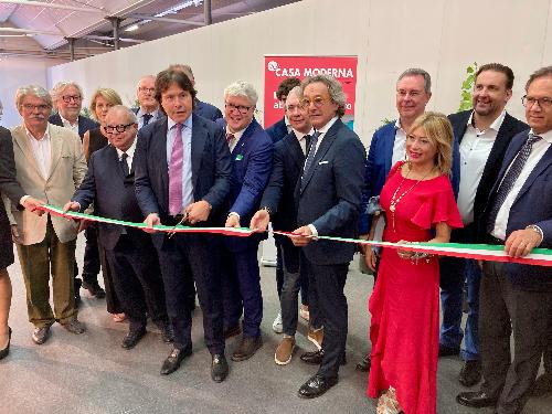 L'assessore regionale alle Attività produttive e Turismo, Sergio Emidio Bini, all'inaugurazione delle 70ma edizione della Casa moderna.