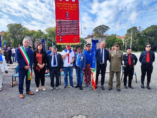 L'assessore regionale Fabio Scoccimarro con le Cravatte Rosse nel piazzale dell'ex caserma Vittorio Emanuele III di Trieste