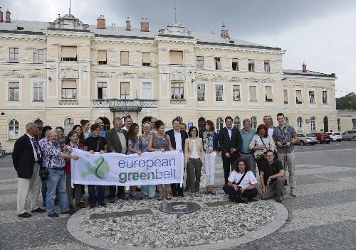 Sara Vito (Assessore Ambiente FVG) con il gruppo di ospiti tedeschi, austriaci e sloveni in "Press Tour" per la visita del confine italo-sloveno, in Piazza della Transalpina - Gorizia 28/07/2014