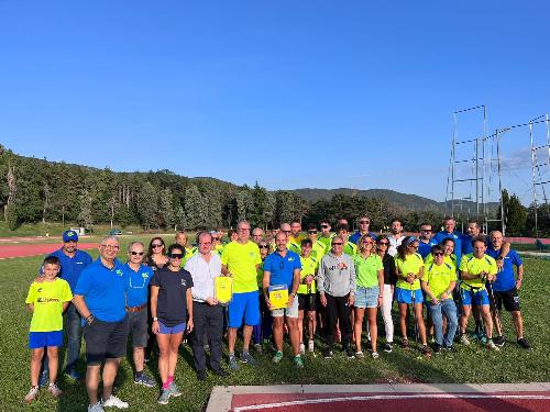 Il vicegovernatore Mario Anzil assieme agli atleti della Trieste Atletica