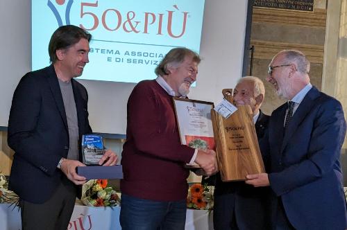 L'assessore regionale Riccardo Riccardi consegna un riconoscimento a Lorenzo Bettarini, bandiera del basket udinese