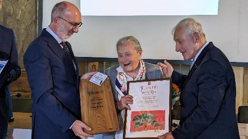 L'assessore regionale Riccardo Riccardi consegna un riconoscimento  alla medaglia d'oro Paola Del Din