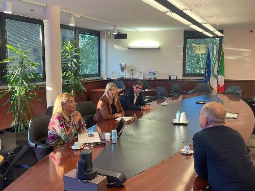 L'assessore regionale Cristina Amirante, a destra, nel corso dell'incontro a Roma con i vertici del Gestore servizi energetici Spa