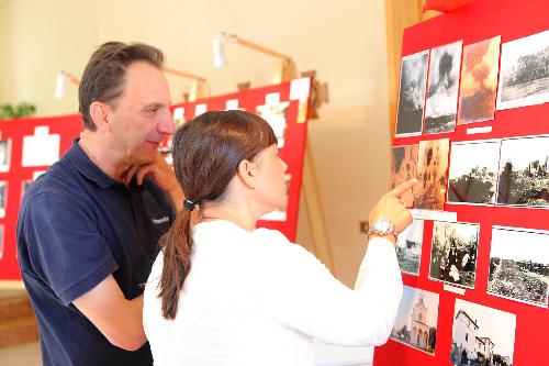Debora Serracchiani (Presidente Regione Friuli Venezia Giulia) durante la visita alla mostra fotografica per i 90 anni della chiesa di Sant'Osvaldo - Udine 21/08/2014