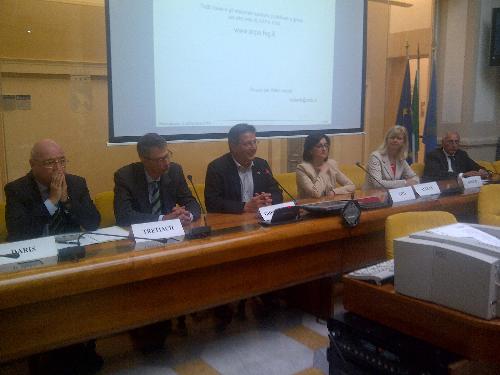 Fulvio Daris (Direttore tecnico-scientifico ARPA FVG), Mauro Tretiach (Docente Botanica e Biomonitoraggio Ambienti terrestri - Università Trieste), Enrico Gherghetta (Presidente Provincia Gorizia), Sara Vito (Assessore regionale Ambiente ed Energia), Silvia Altran (Sindaco Monfalcone) e Dario Danese (Direttore centrale Ambiente ed Energia Regione FVG) alla presentazione dello studio "Biomonitoraggio di elementi in traccia tramite licheni nel territorio di Monfalcone e comuni limitrofi" - Monfalcone 01/09/2014