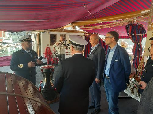 L'assessore regionale Pierpaolo Roberti (a destra nella foto) a bordo della nave Palinuro, mentre ascolta insieme al sindaco di Trieste Roberto Dipiazza l'illustrazione del capitano di fregata Samuele Mondino