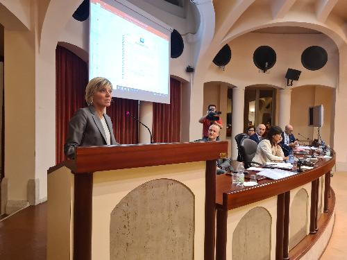 L'assessore regionale Barbara Zilli nel suo intervento al convegno nell'auditorium della Regione a Pordenone