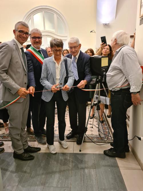 L'assessore regionale alle Autonomie locali Pierpaolo Roberti (primo a sinistra) al taglio del nastro dell mostra dedicata a Tullio Silvestri