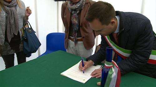Luca Fanotto (Sindaco Lignano Sabbiadoro) firma il Protocollo d'avvio dei lavori di costruzione del Punto di primo soccorso - Lignano Sabbiadoro 11/09/2014