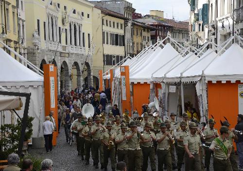 La Fanfara della "Julia" passa davanti agli stand dell'ERSA (Agenzia regionale per le politiche agricole del FVG) nella giornata inaugurale della XX edizione di Friuli DOC - Udine 11/09/2014