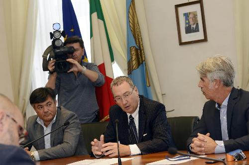 Dario Bruni (Presidente Confidi Artigiani e PMI Trieste), Sergio Bolzonello (Vicepresidente Regione FVG e assessore regionale Attività produttive) e Roberto Vicentini (Presidente Confidimprese FVG) al Tavolo della fusione tra Confidimprese FVG di Udine e Confidi Artigiani e PMI di Trieste, nella sede della Regione FVG - Trieste 12/09/2014