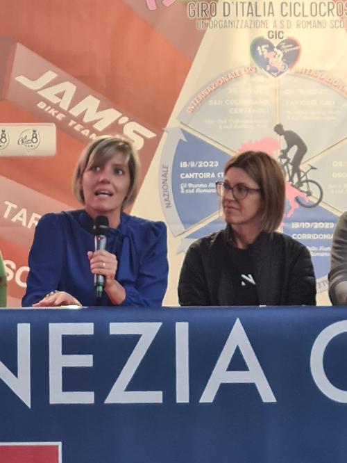 L’assessore regionale alle Finanze Barbara Zilli alle premiazioni della prima delle due giornate della seconda tappa del Giro d’Italia Ciclocross