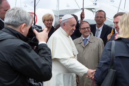 Papa Francesco arriva all'Aeroporto FVG, accolto da Roberta Pinotti (Ministro Difesa) e Vittorio Zappalorto (Prefetto Gorizia) - Ronchi dei Legionari 13/09/2014