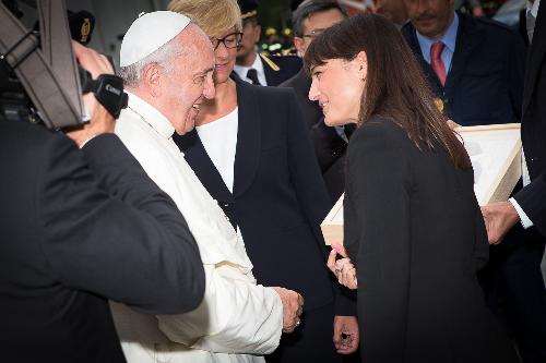 Roberta Pinotti (Ministro Difesa) e Debora Serracchiani (Presidente Regione Friuli Venezia Giulia) salutano Papa Francesco in partenza, all'Aeroporto FVG - Ronchi dei Legionari 13/09/2014