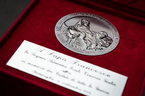 La medaglia commemorativa del Centenario della Grande Guerra, dono della Regione Friuli Venezia Giulia a Papa Francesco - Redipuglia 13/09/2014