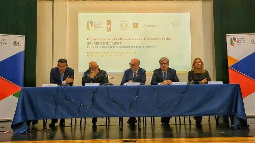 L'assessore regionale alla Protezione civile Riccardo Riccardi (al centro del tavolo) durante il suo intervento a Longarone