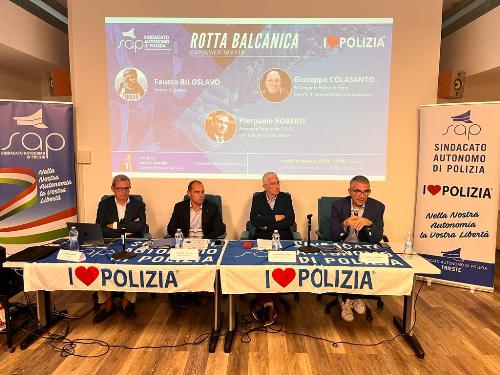 L'assessore regionale alla Sicurezza e immigrazione Pierpaolo Roberti (a destra) durante la conferenza "Rotta balcanica - Capolinea Trieste".