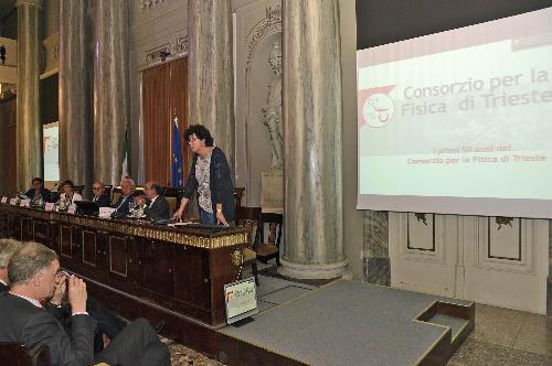 Loredana Panariti (Assessore regionale Istruzione e Ricerca) interviene alla celebrazione dei 50 anni del Consorzio per la Fisica, nella Sala Maggiore della Camera di Commercio - Trieste 19/09/2014