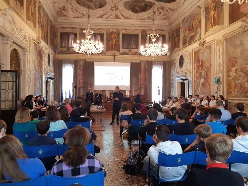 L'assessore Fabio Scoccimarro alla premiazione del concorso sulla ciclomobilità nel palazzo Belgrado a Udine