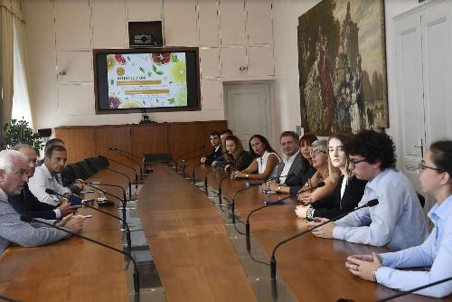 Il governatore del Friuli Venezia Giulia Massimiliano Fedriga insieme ai due team del Malignani che hanno dato vita ai progetti "Film biosostenibile, idrosolubile e antimicrobico derivato da scarti di agrumi" e "Il Micopec: il terreno di coltura ideale per i miceti". 
