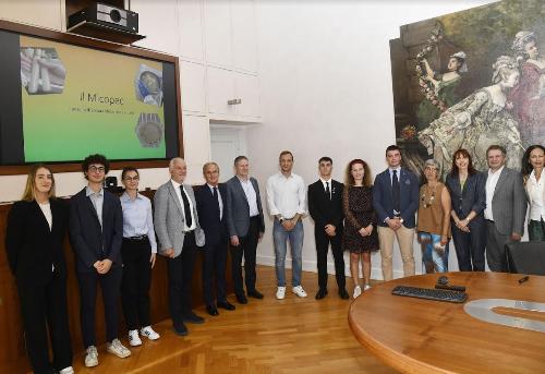 Foto di gruppo alla fine della presentazione.