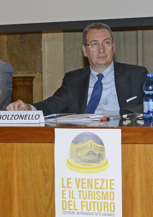 Sergio Bolzonello (Vicepresidente Regione FVG e assessore regionale Attività produttive) alla giornata di studi "Le Venezie e il turismo del futuro", nel Salone del Castello - Udine 26/09/2014