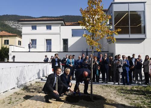 Alla fine della cerimonia all'esterno della struttura è stato piantato un tiglio, simbolo della Slovenia.