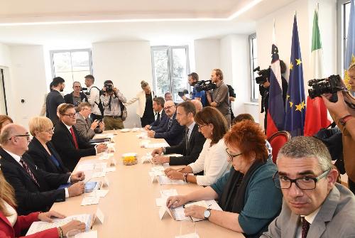 Nella foto il tavolo bilaterale che si è tenuto all'interno del nuovo Narodni Dom di San Giovanni al quale hanno preso parte l'assessore alla Sicurezza Pierpaolo Roberti (in primo piano) e l'assessore al Patrimonio Sebastiano Callari.