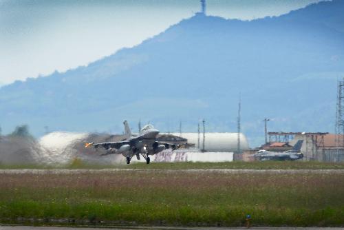 Un F-16 Fighting Falcon decolla dalla Base di Aviano (PN)